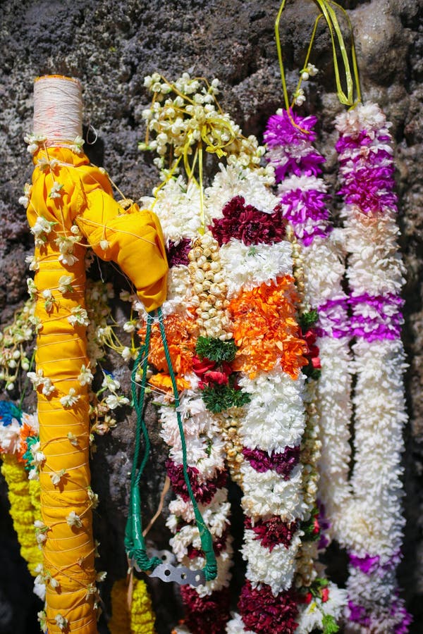 L'homme indou portent le pot de lait (Paal Kudam) au temple de caverne de Batu pendant le festival de Thaipusam image libre de droits L'homme indou portent le pot de lait (Paal Kudam) au temple de caverne de Batu pendant le festival de Thaipusam image libre de droits