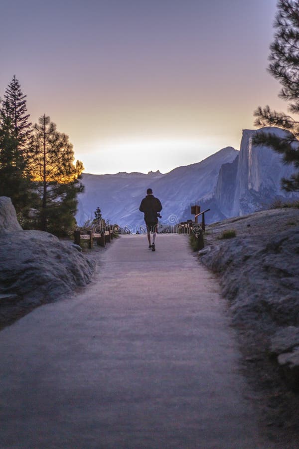 L'homme marche avec l'appareil-photo vers le point de glacier photographie stock libre de droits L'homme marche avec l'appareil-photo vers le point de glacier photographie stock libre de droits