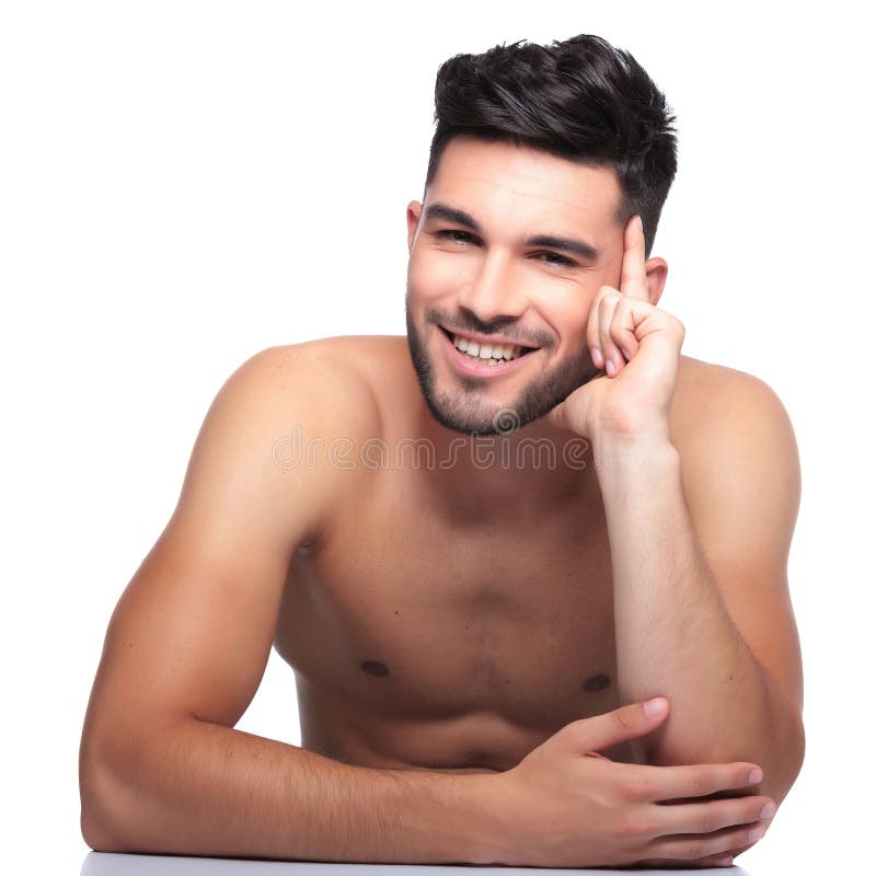 L'homme nu de beauté songeuse rit photographie stock libre de droits L'homme nu de beauté songeuse rit photographie stock libre de droits
