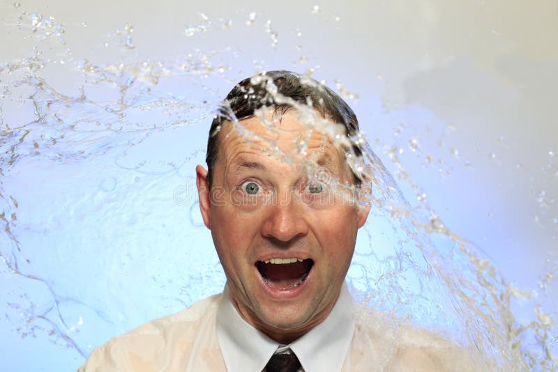 L'homme a obtenu une douche d'eau froide photos stock L'homme a obtenu une douche d'eau froide photos stock