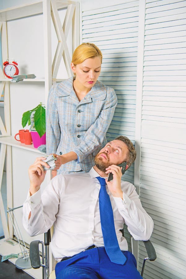L'homme parlent le t?l?phone portable pour demander l'argent Crime financier de fraude de complices L'homme et la femme gagnent l photo libre de droits L'homme parlent le t?l?phone portable pour demander l'argent Crime financier de fraude de complices L'homme et la femme gagnent l photo libre de droits