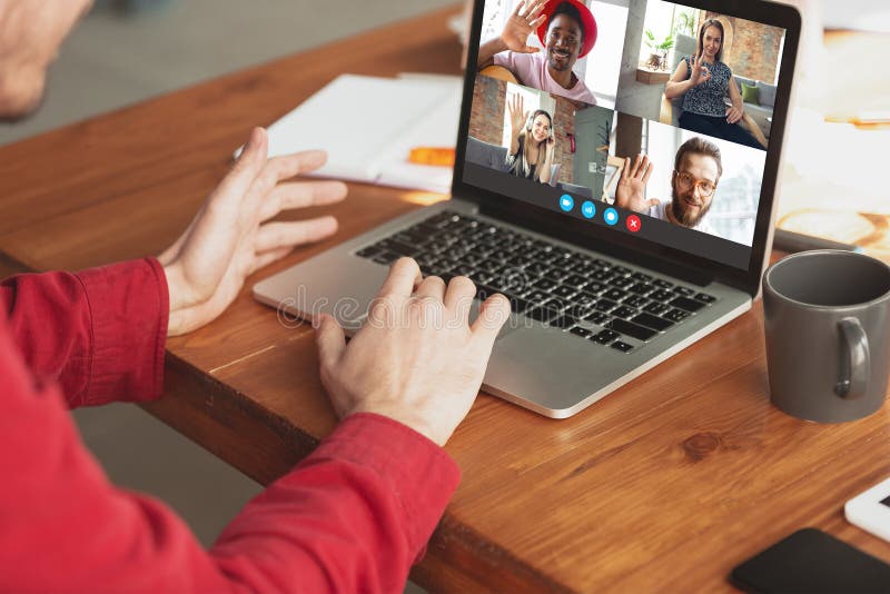 L'homme participent vidéoconférence regarde l'écran d'ordinateur portable pendant l'appli visuel réuni virtuel de webcam d'appel p image libre de droits