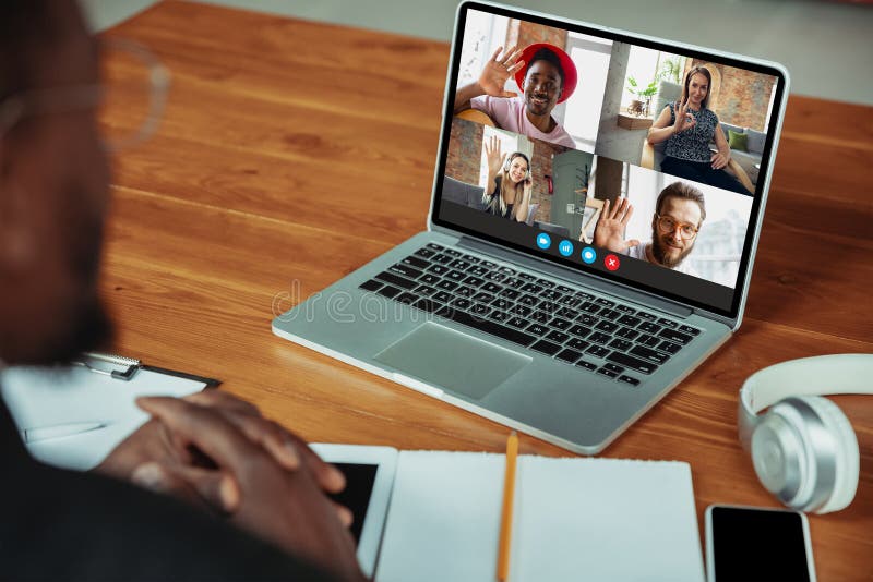 L'homme participent vidéoconférence regarde l'écran d'ordinateur portable pendant l'appli visuel réuni virtuel de webcam d'appel p photos libres de droits