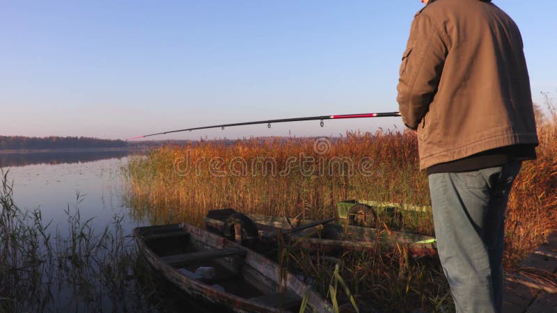 L'homme pêche le jour d'automne
