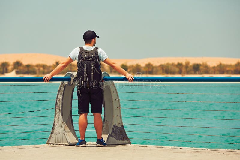 L'homme regarde la mer photographie stock L'homme regarde la mer photographie stock