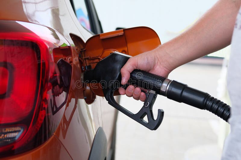 Pompe à Essence. Un Homme Remplit Sa Voiture D'essence à La Station  Service. Pour Remplir La Voiture Avec Du Carburant. Essence Et Image stock  - Image du remplissages, transport: 248987775