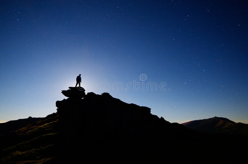 L'homme reste sur une roche photos libres de droits L'homme reste sur une roche photos libres de droits