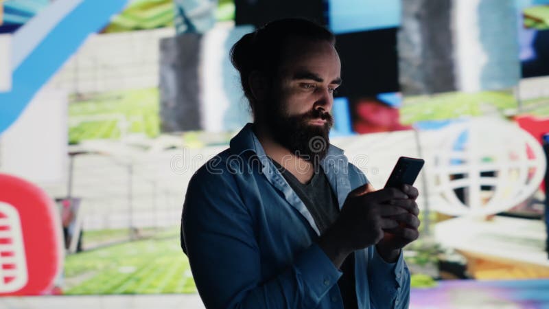 L'homme sans-abri a peur d'être absent de la consommation des médias sociaux clips vidéos