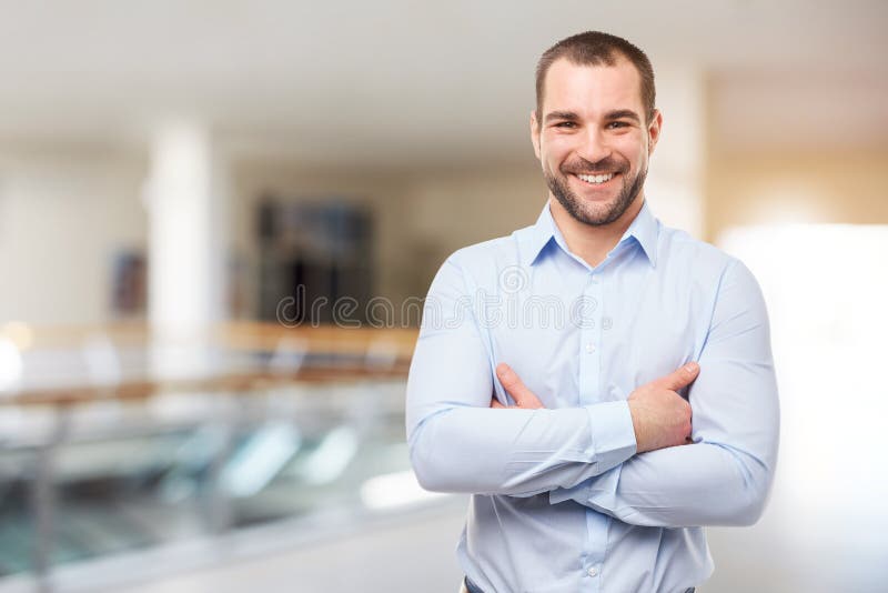 L'homme se tient au centre d'affaires avec les bras croisés images libres de droits L'homme se tient au centre d'affaires avec les bras croisés images libres de droits