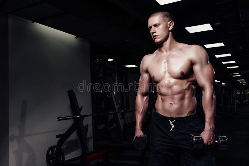 Hommes Beaux De Bodybuilder Musculaire Faisant Des Exercices Dans
