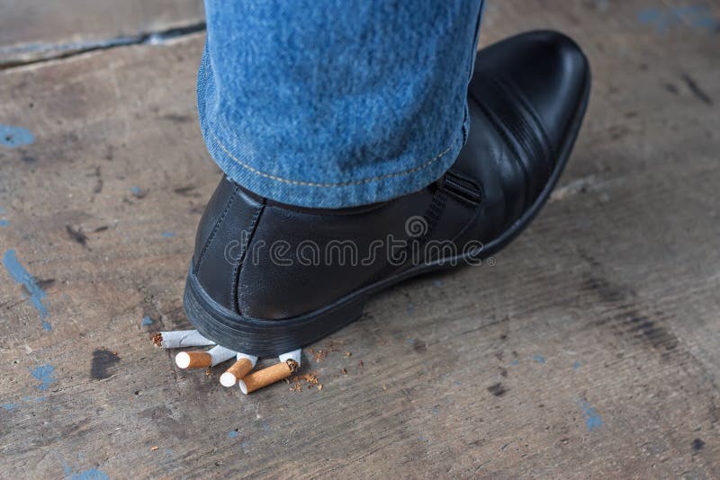 L'homme a stoppé le tabagisme images libres de droits L'homme a stoppé le tabagisme images libres de droits
