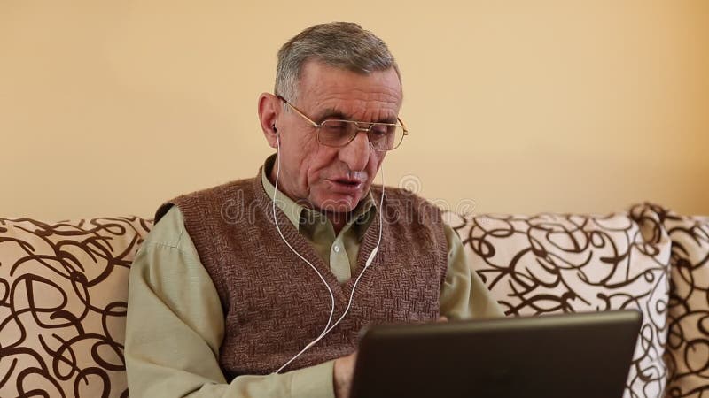 L'homme supérieur communique par l'intermédiaire de l'ordinateur portable Homme avec le carnet