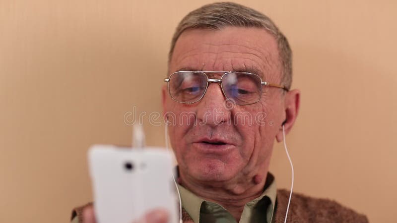 L'homme supérieur communique par un smartphone Homme avec le téléphone portable