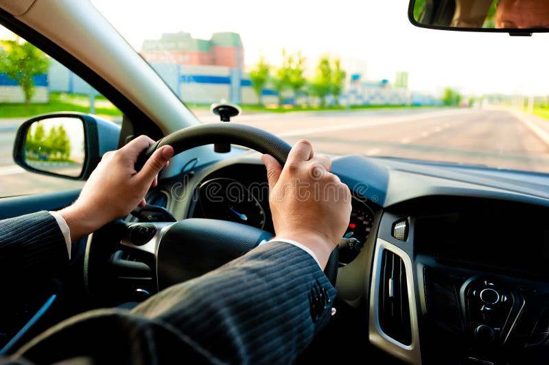 personne poussant le klaxon tout en conduisant assis d'une voiture de  presse au volant, klaxonnant pour avertir les autres personnes dans le  concept de la circulation. 17506008 Photo de stock chez Vecteezy