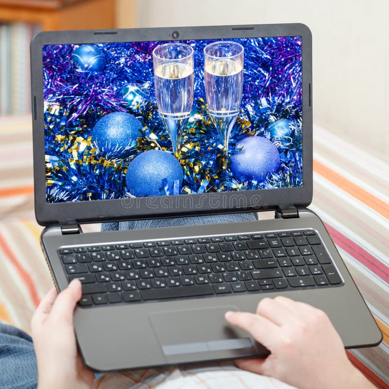 L'homme touche toujours l'ordinateur portable avec la vie bleue de Noël photographie stock libre de droits L'homme touche toujours l'ordinateur portable avec la vie bleue de Noël photographie stock libre de droits