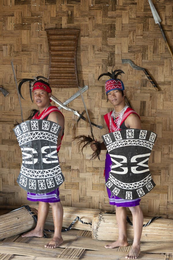 L'homme tribal de Garo de Naga s'habillent dans le vêtement traditionnel au festival de calao, Kohima, Nagaland, Inde le 1er déce photographie stock libre de droits L'homme tribal de Garo de Naga s'habillent dans le vêtement traditionnel au festival de calao, Kohima, Nagaland, Inde le 1er déce photographie stock libre de droits