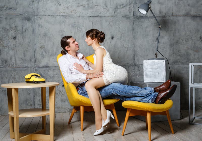 Lhomme Un Couple Affectueux Embrassent La Femme Dans Une Chaise Photo Stock Image Du Mignon 