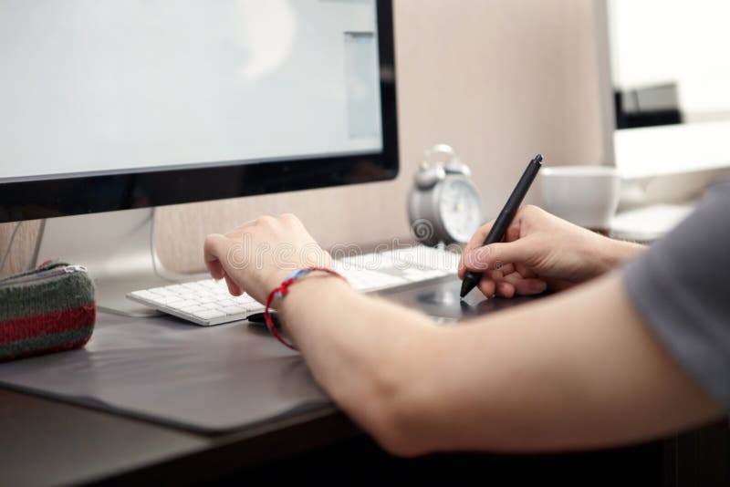 L'homme utilise la tablette graphique. photos stock L'homme utilise la tablette graphique. photos stock