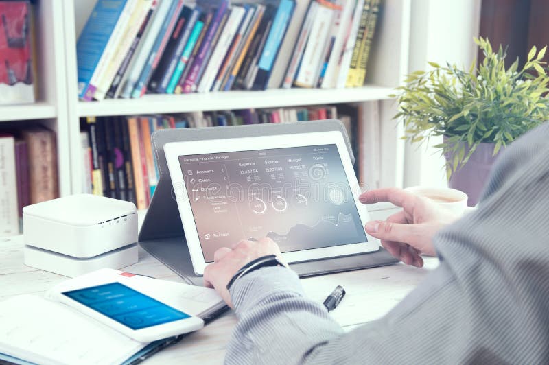 L'homme utilise le PC de comprimé avec le directeur de finances personnelles photographie stock libre de droits L'homme utilise le PC de comprimé avec le directeur de finances personnelles photographie stock libre de droits