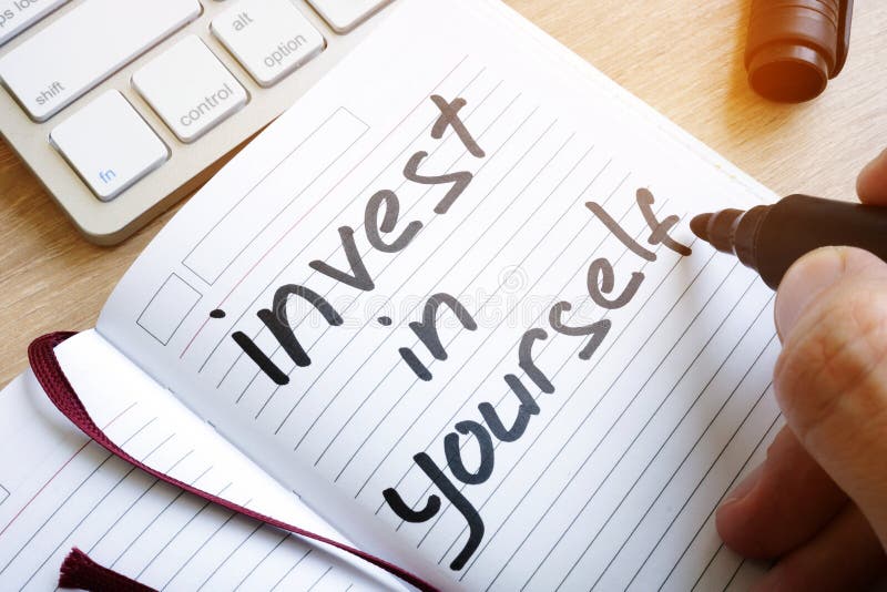 L'homme écrit investissent dans vous-même images libres de droits L'homme écrit investissent dans vous-même images libres de droits