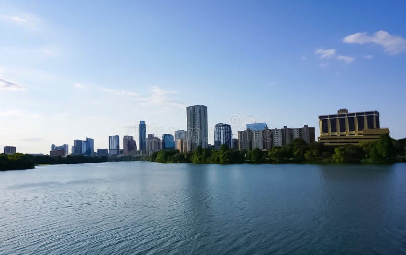 L'horizon d'Austin Texas du centre de la promenade sur Madame Bird Lake photos libres de droits L'horizon d'Austin Texas du centre de la promenade sur Madame Bird Lake photos libres de droits