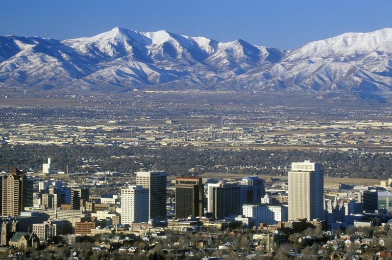 L'horizon de Salt Lake City, UT avec la neige a couvert des montagnes de Wasatch à l'arrière-plan photographie stock L'horizon de Salt Lake City, UT avec la neige a couvert des montagnes de Wasatch à l'arrière-plan photographie stock