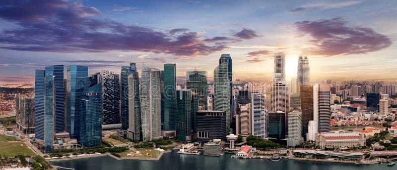 L'horizon de Singapour pendant le coucher du soleil photo libre de droits L'horizon de Singapour pendant le coucher du soleil photo libre de droits