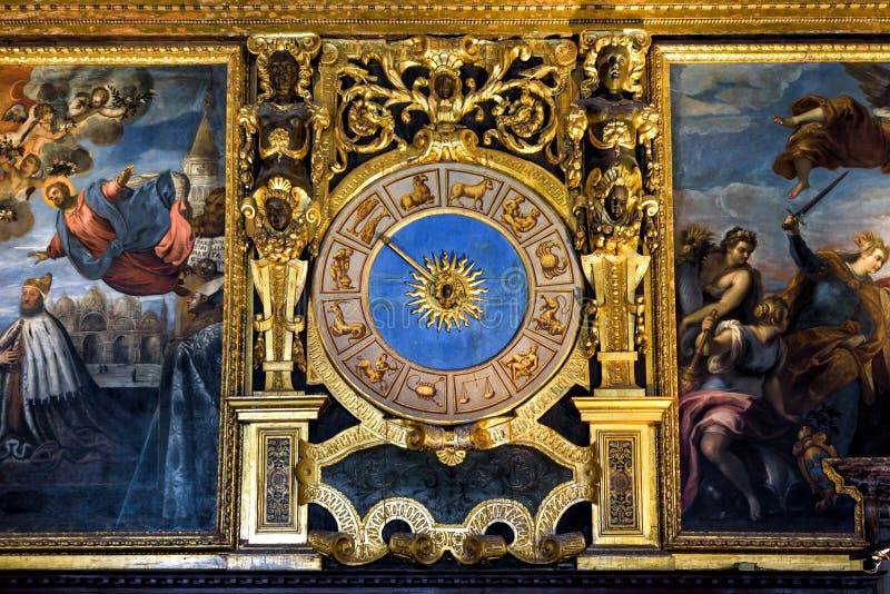 L'horloge antique avec le zodiaque signe dedans le palais du ` s de doge, Venise photo libre de droits L'horloge antique avec le zodiaque signe dedans le palais du ` s de doge, Venise photo libre de droits