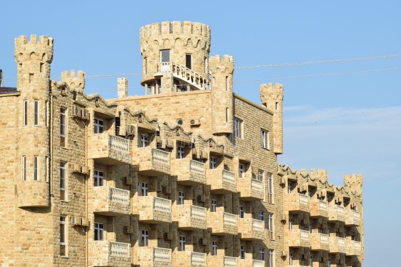 L'hotel nella forma di serratura revetted con la pietra di Dagestan fotografia stock libera da diritti L'hotel nella forma di serratura revetted con la pietra di Dagestan fotografia stock libera da diritti