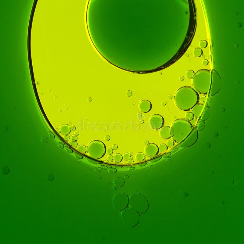 Bulles d'huile d'olive dans l'eau image libre de droits Bulles d'huile d'olive dans l'eau image libre de droits