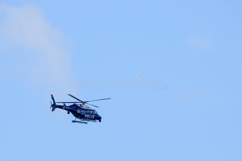 L'hélicoptère de police suédois décollent images stock L'hélicoptère de police suédois décollent images stock