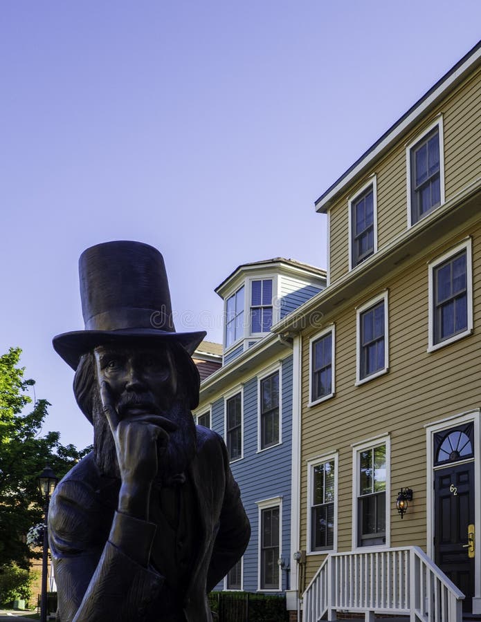 L'h?tel historique et la statue en bronze de Charlottetown du p?re de la conf?d?ration dans prince Edward Island, Canada image libre de droits L'h?tel historique et la statue en bronze de Charlottetown du p?re de la conf?d?ration dans prince Edward Island, Canada image libre de droits