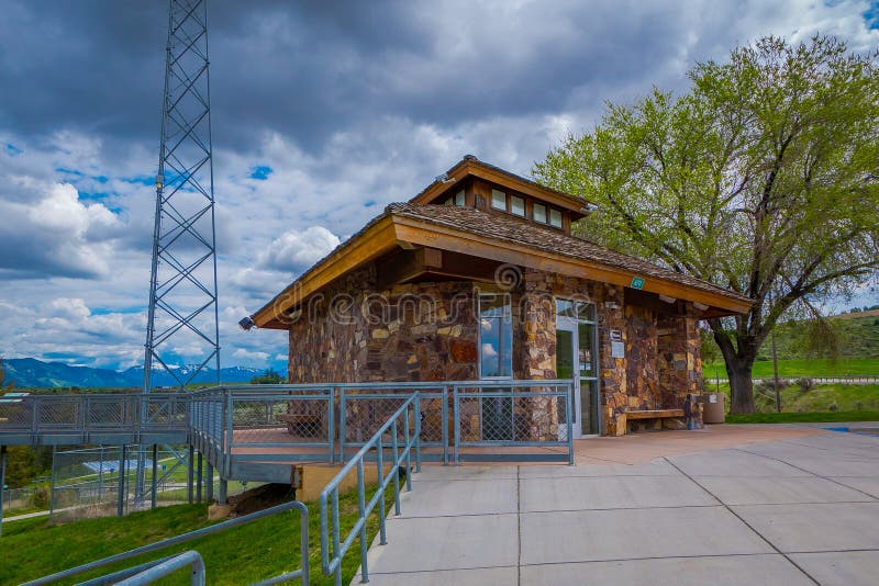 L'Idaho, Etats-Unis, le 23 mai 2018 : Belle vue extérieure de la construction de logements lapidée située dans le parc avec la vi photo libre de droits L'Idaho, Etats-Unis, le 23 mai 2018 : Belle vue extérieure de la construction de logements lapidée située dans le parc avec la vi photo libre de droits