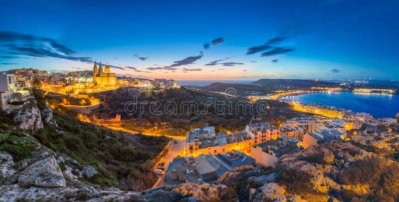 L'IL-Mellieha, Malta - la bella vista panoramica dell'orizzonte della città di Mellieha dopo il tramonto con la chiesa di Parigi immagini stock L'IL-Mellieha, Malta - la bella vista panoramica dell'orizzonte della città di Mellieha dopo il tramonto con la chiesa di Parigi immagini stock