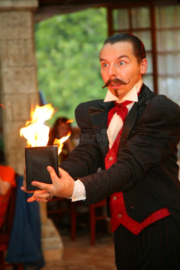 L'illusionniste de magicien de maestro montre sur la scène de conception intérieure photographie stock libre de droits