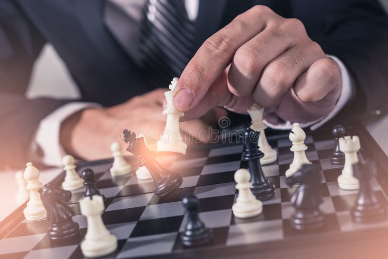 L'image abstraite de l'homme d'affaires prennent échec et mat sur l'échiquier pendant les jeux images stock L'image abstraite de l'homme d'affaires prennent échec et mat sur l'échiquier pendant les jeux images stock