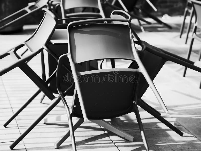 L'image abstraite des chaises a monté étrangement sur une terrasse dans un jour ensoleillé image libre de droits L'image abstraite des chaises a monté étrangement sur une terrasse dans un jour ensoleillé image libre de droits
