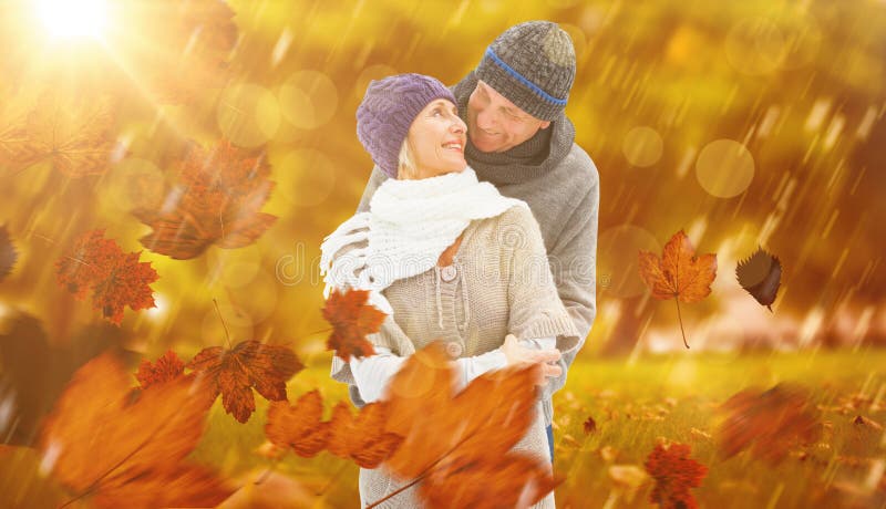 L'image composée des couples mûrs heureux en hiver vêtx l'embrassement photographie stock L'image composée des couples mûrs heureux en hiver vêtx l'embrassement photographie stock