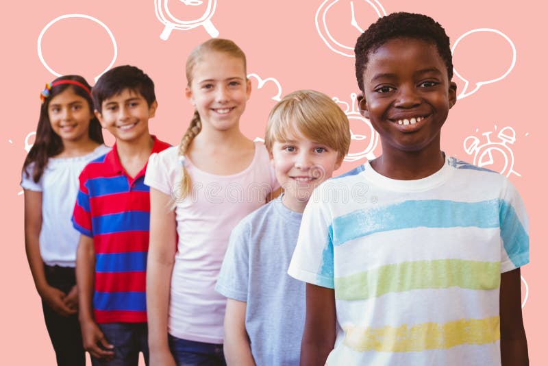 L'image composée du sourire peu d'école badine dans le couloir d'école photos stock L'image composée du sourire peu d'école badine dans le couloir d'école photos stock