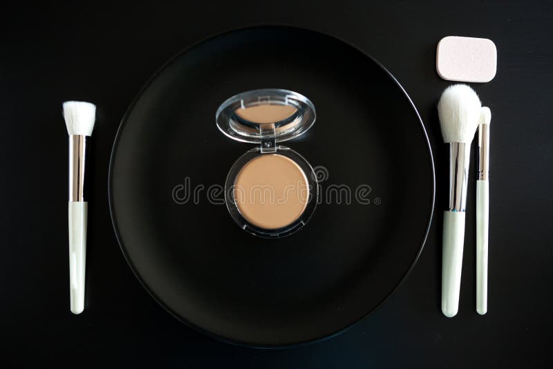L'image conceptuelle de composent des brosses à côté du plat de dîner images stock L'image conceptuelle de composent des brosses à côté du plat de dîner images stock