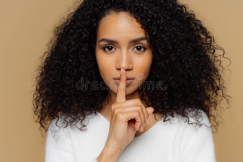 L'image de la femme pelée foncée sûre sérieuse fait chut le geste, garde le doigt antérieur au-dessus des lèvres, dit l'informati photo stock L'image de la femme pelée foncée sûre sérieuse fait chut le geste, garde le doigt antérieur au-dessus des lèvres, dit l'informati photo stock
