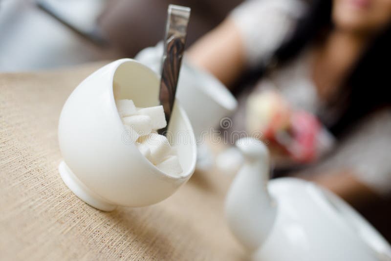 L'image de plan rapproché du blanc a pressé les sucriers et la cuillère en métal avec la bouilloire de thé en café images libres de droits L'image de plan rapproché du blanc a pressé les sucriers et la cuillère en métal avec la bouilloire de thé en café images libres de droits