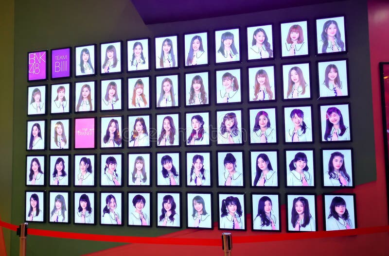 L'image des membres BNK48 est un chanteur thaïlandais de groupe de filles d'idole, montrant à devant le théâtre du campus BNK48 l photo libre de droits L'image des membres BNK48 est un chanteur thaïlandais de groupe de filles d'idole, montrant à devant le théâtre du campus BNK48 l photo libre de droits