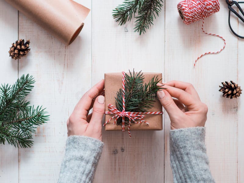 L'imballaggio della donna presenta per il Natale in scatole fotografia stock L'imballaggio della donna presenta per il Natale in scatole fotografia stock