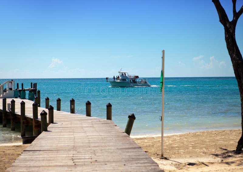 L'imbarcazione a motore nel mare galleggia con gli operatori subacquei immagine stock L'imbarcazione a motore nel mare galleggia con gli operatori subacquei immagine stock