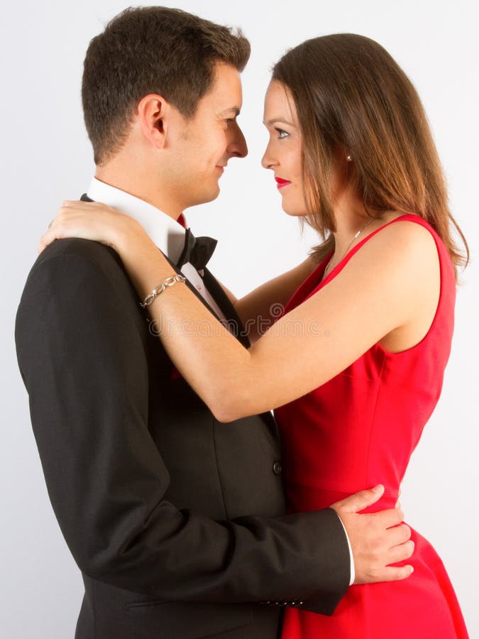 L'immagine alla moda dei giovani coppia il bacio e l'abbraccio eleganti immagini stock L'immagine alla moda dei giovani coppia il bacio e l'abbraccio eleganti immagini stock