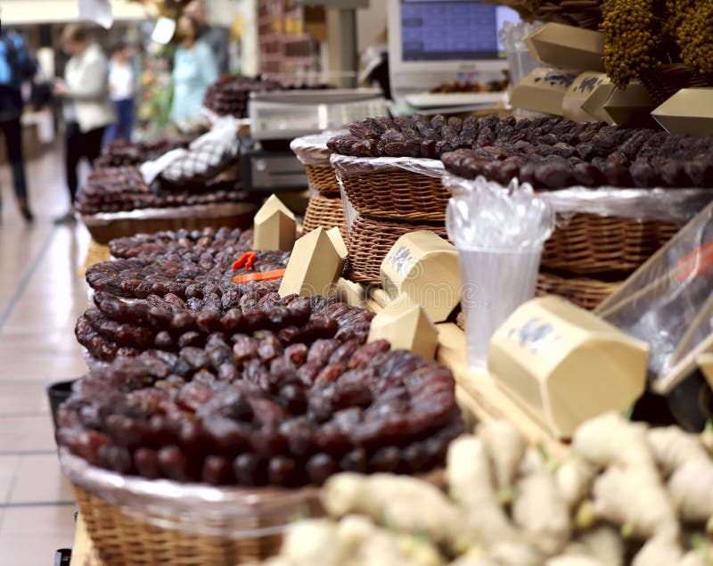 L'immagine di frutta sugli scaffali sul mercato Mercato Funchal, isola del Madera fotografia stock libera da diritti L'immagine di frutta sugli scaffali sul mercato Mercato Funchal, isola del Madera fotografia stock libera da diritti