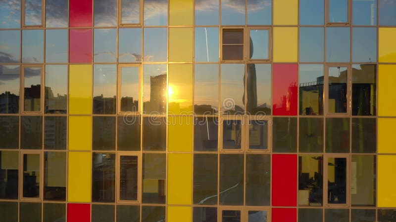 L'immeuble de bureaux avec des fenêtres de verre coloré multicolores à la vidéo de temporarisation de prise de vues par le reflet clips vidéos