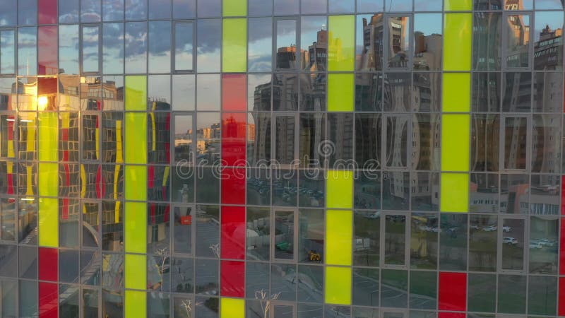 L'immeuble de bureaux avec des fenêtres de verre coloré multicolores à la vidéo de temporarisation de prise de vues par le reflet clips vidéos