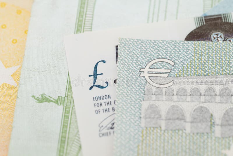 L'impatto di Brexit sulle sterline finanziarie, euro e BRITANNICHE dell'economia di Europa, firma sul mucchio delle banconote immagini stock libere da diritti L'impatto di Brexit sulle sterline finanziarie, euro e BRITANNICHE dell'economia di Europa, firma sul mucchio delle banconote immagini stock libere da diritti